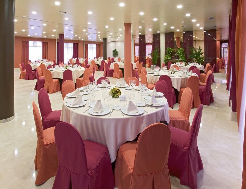 Apartamentos Mar Comillas Restoran fotoğraf